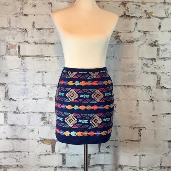 Quinn embroidered mini skirt - Picture 2 of 8